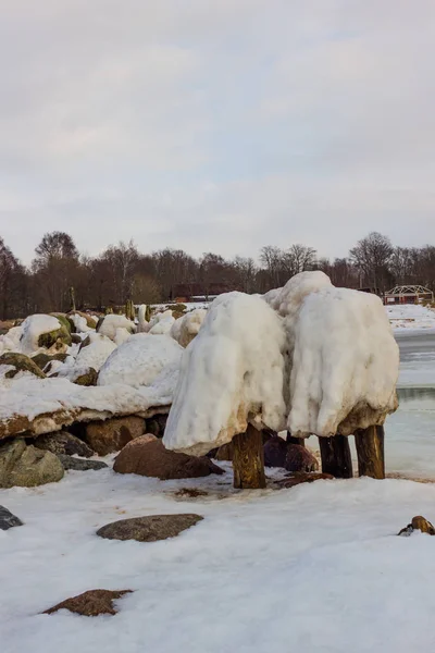 Přístavních Mol Pilíř Pokryté Sněhem Vypadá Jako Houba Slunný Zimní — Stock fotografie