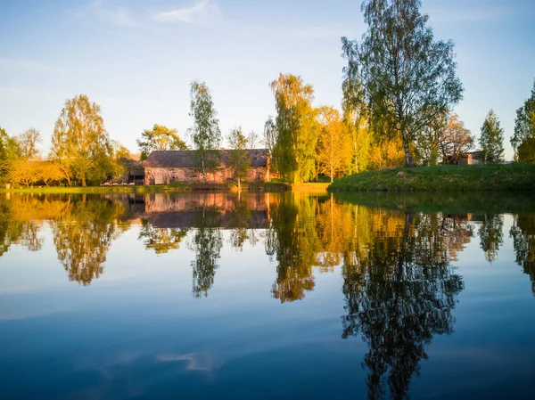 Hermosa Reflexión Del Árbol Lago Soleado Día Primavera Colores Otoño — Foto de Stock