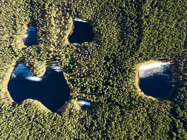 Fotografía Aérea Drones Lago Parcialmente Congelado Una Primavera Nevada — Foto de Stock