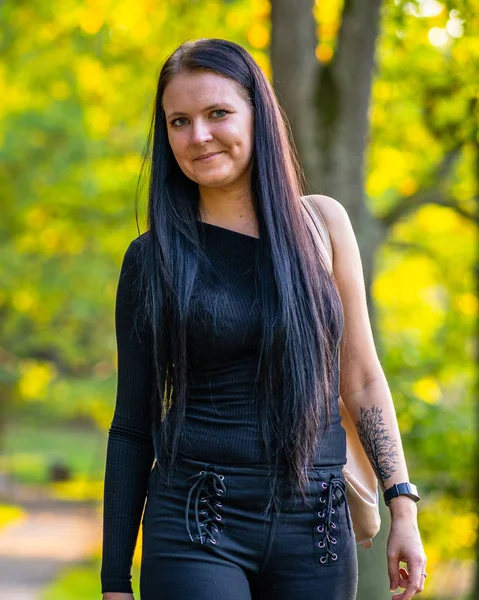 Mädchen Spaziert Einem Park Einem Bunten Herbsttag Sonniges Wetter Lächelt — Stockfoto