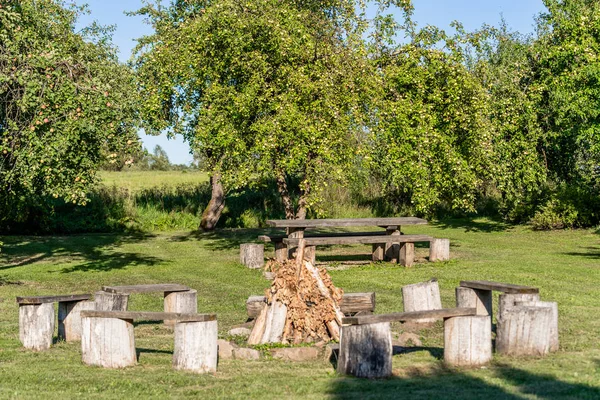 Posto Picnic Vuoto Giardino Con Camino Nella Giornata Estiva Soleggiata — Foto Stock