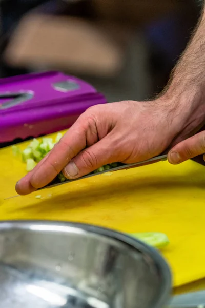 Мужчина Cheff Нарезки Маринованных Огурцов Салатов Свадебное Питание Кухонный Набор — стоковое фото