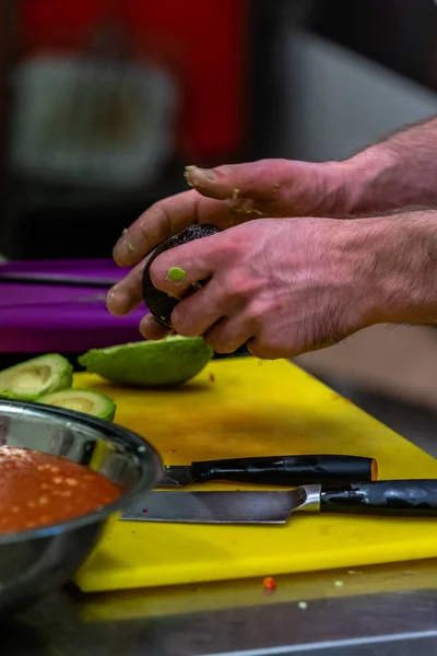 Мужчина Шеф Повар Pealing Авокадо Свадебного Обеда Кухня Изолированными Действиями — стоковое фото