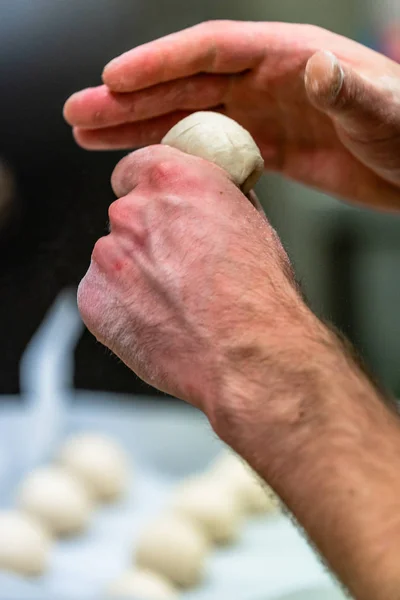 Самець Шеф Кухар Готує Хліб Тісто Selfmade Хліб Пиріжки — стокове фото