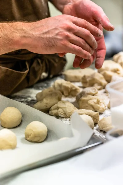 Manliga Kocken Förbereder Bröddeg Selfmade Bröd Och Färsbiffar — Stockfoto