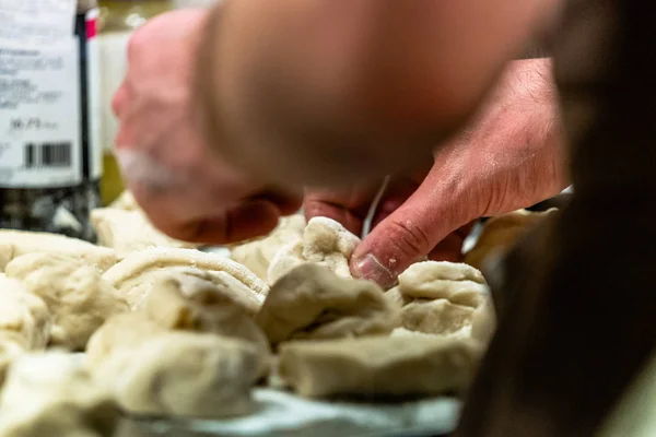 Mężczyzna Szef Kuchni Przygotowuje Chleb Ciasta Chleb Własnej Konstrukcji Kotleciki — Zdjęcie stockowe