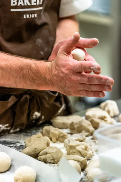 Manliga Kocken Förbereder Bröddeg Selfmade Bröd Och Biffar Köksset Med — Stockfoto