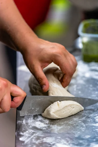 Kvinnliga Kocken Förbereder Bröddeg Selfmade Bröd Och Biffar Köksset Med — Stockfoto