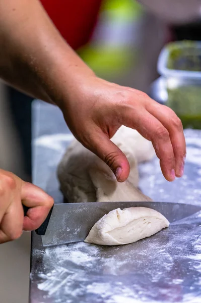 Kvinnliga Kocken Förbereder Bröddeg Selfmade Bröd Och Biffar Köksset Med — Stockfoto