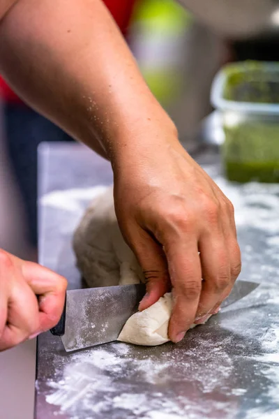 Kvinnliga Kocken Förbereder Bröddeg Selfmade Bröd Och Biffar Köksset Med — Stockfoto