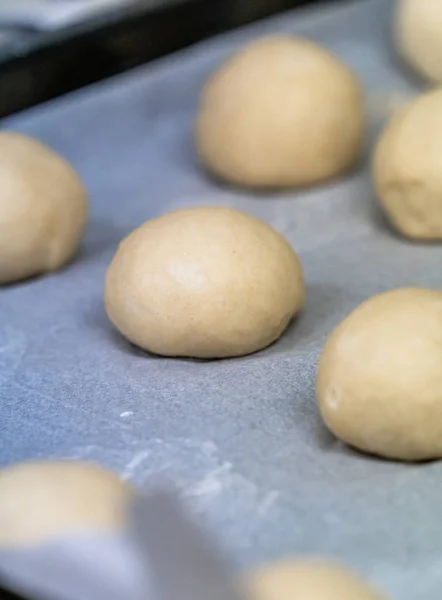 Små Bröd Degen Bollar Placeras Matlagning Papper Pan Redo Att — Stockfoto