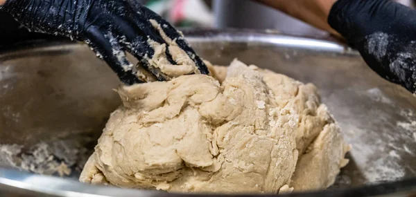女厨师混合面包面团在不锈钢碗为自制面包 厨房套装 婚礼餐 — 图库照片