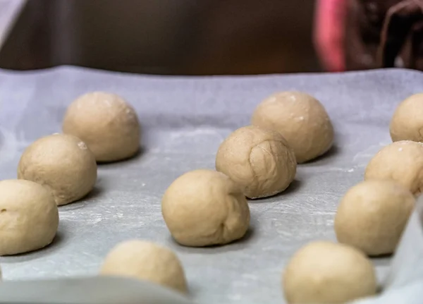 Små Bröd Degen Bollar Placeras Matlagning Papper Pan Redo Att — Stockfoto