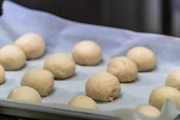 Små Bröd Degen Bollar Placeras Matlagning Papper Pan Redo Att — Stockfoto