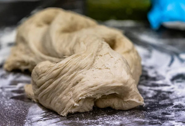 Yapımı Ekmek Dought Etrafında Bir Sürü Ile Bir Tabloda Mutfak — Stok fotoğraf
