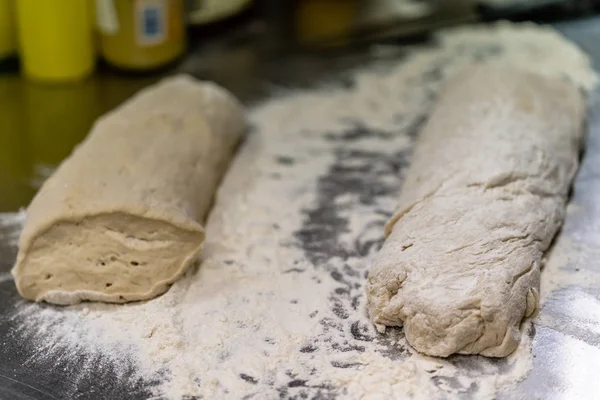 Högen Hembakade Bröd Dought Ett Bord Med Massa Mjöl Runt — Stockfoto