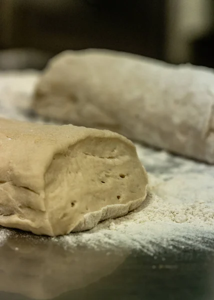 Högen Hembakade Bröd Dought Ett Bord Med Massa Mjöl Runt — Stockfoto