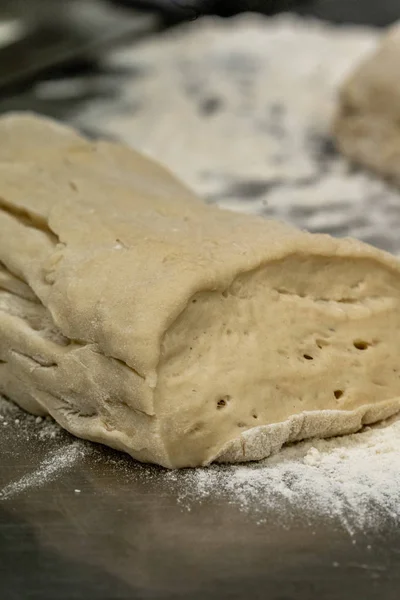 Högen Hembakade Bröd Dought Ett Bord Med Massa Mjöl Runt — Stockfoto