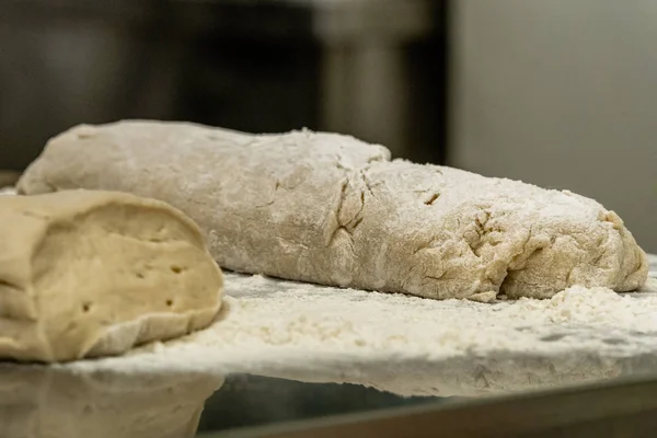 Högen Hembakade Bröd Dought Ett Bord Med Massa Mjöl Runt — Stockfoto