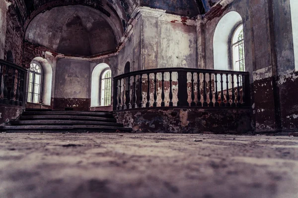 Внутри Старой Заброшенной Церкви Латвии Galgauska Свет Сияющий Через Окна — стоковое фото