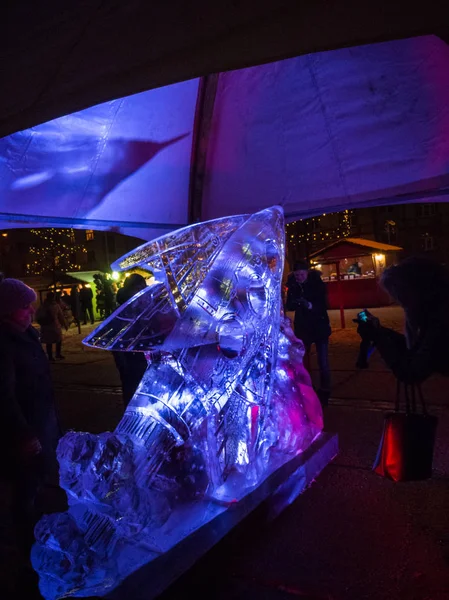 助かり ラトビア 2017 黄色の明るい魚氷彫刻国際氷彫刻フェスティバル助かりの夜 — ストック写真