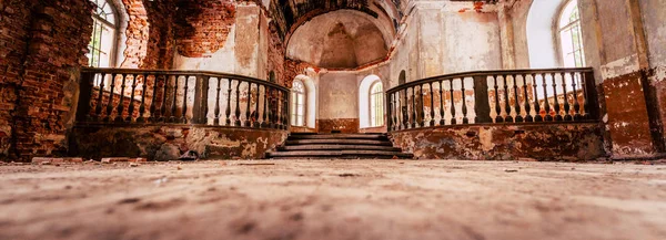 Внутри Старой Заброшенной Церкви Латвии Галгауска Свет Сияющий Сквозь Окна — стоковое фото
