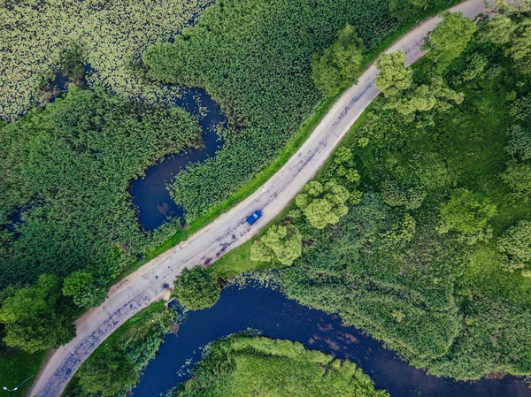 Aerial Photo Car Driving Road Going River Trees Top View — Stock Photo, Image