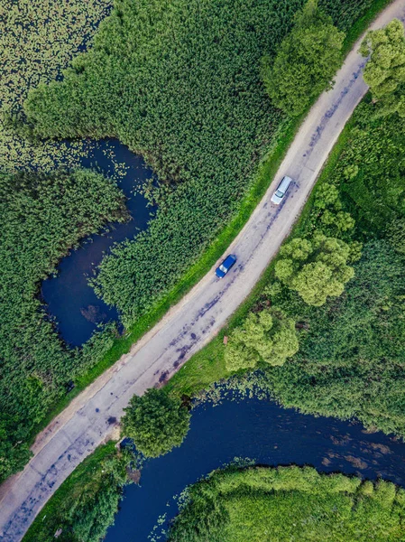 Aerial Photo Car Driving Road Going River Trees Top View — Stock Photo, Image