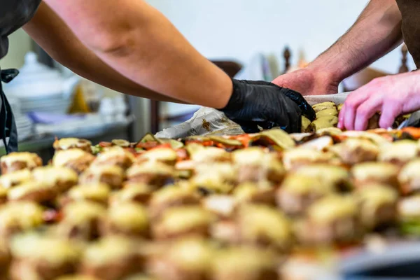 Kadın Erkek Chef Malzemeler Burger Bir Dilim Ekmek Koyarak Yayılmış — Stok fotoğraf