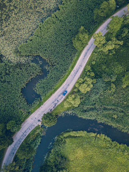 Aerial Photo Car Driving Road Going River Trees Top View — Stock Photo, Image