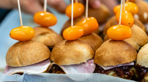 Vista Cerca Las Pequeñas Hamburguesas Hechas Mano Sobre Mesa Con — Foto de Stock