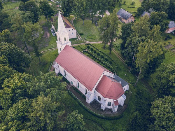 Zdjęcie Lotnicze Stary Luterański Kościół Okolicę Między Drzew Wiosną Wczesnego — Zdjęcie stockowe