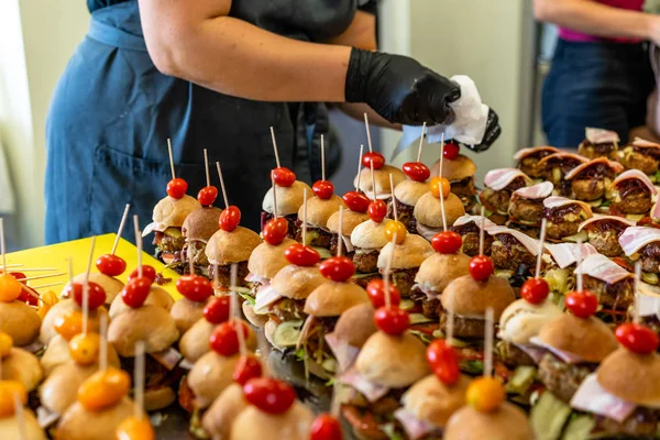 Kadın Erkek Chef Malzemeler Burger Bir Dilim Ekmek Koyarak Yayılmış — Stok fotoğraf
