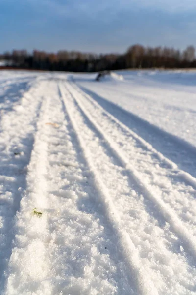 Detalles Cerca Las Marcas Neumáticos Nieve Soleado Día Invierno Fondo — Foto de Stock