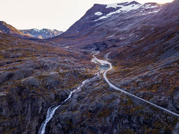 ドローン山中 旅行のコンセプトと調和を Trollstigen ノルウェーの滝の写真 — ストック写真
