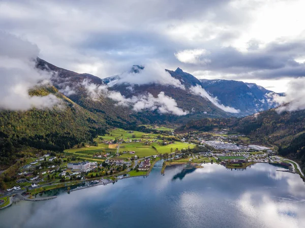 Leon Városkép Norvégiában Innvikfjorden Fjord Előtérben Felhők Amely Nagy Hegyek — Stock Fotó