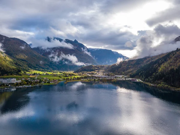 Leon Városkép Norvégiában Innvikfjorden Fjord Előtérben Felhők Amely Nagy Hegyek — Stock Fotó