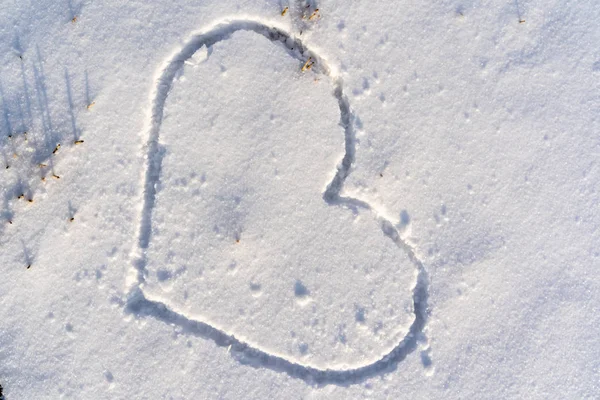 Closeup Heart Drawn Snow Ground Sunny Winter Day Conceito Amor — Fotografia de Stock