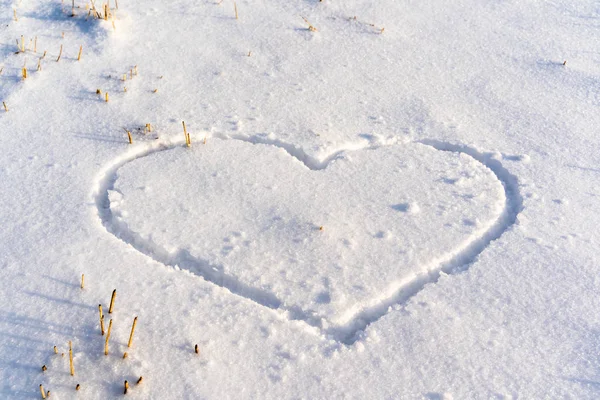 Closeup Heart Drawn Snow Ground Sunny Winter Day Conceito Amor — Fotografia de Stock