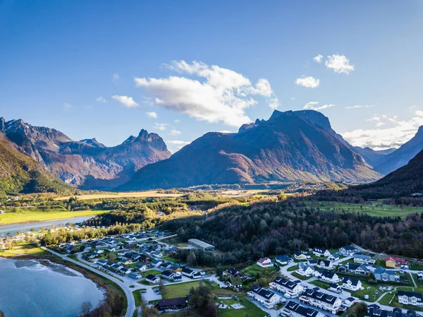 Drone Foto Ciudad Noruega Soleado Día Verano Con Montañas Fiordos —  Fotos de Stock