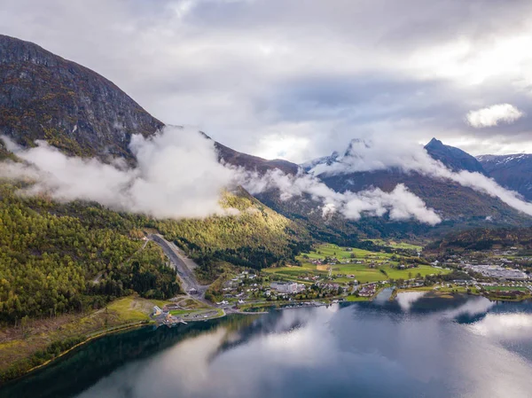 Leon Városkép Norvégiában Innvikfjorden Fjord Előtérben Felhők Amely Nagy Hegyek — Stock Fotó