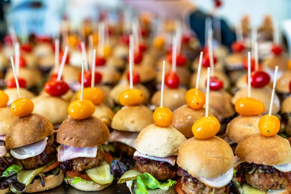 Küçük Yapımı Burger Closeup Görünümünü Turşu Domates Domuz Pirzola Salata — Stok fotoğraf