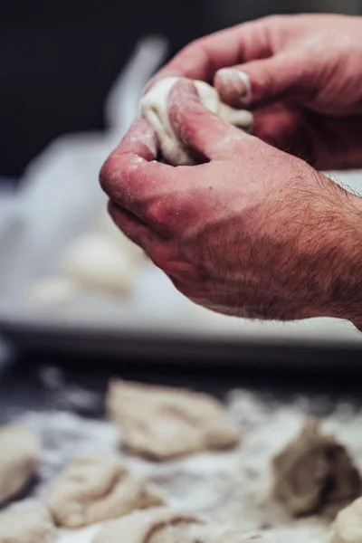 Manliga Kocken Förbereder Bröd Deg För Själv Gjort Bröd Och — Stockfoto