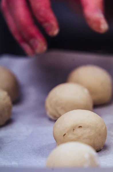 Küçük Ekmek Hamur Topları Yerleştirilir Kağıt Pişirme Pan Baked Mutfak — Stok fotoğraf