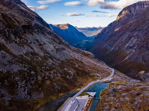 Drone Fénykép Vízesés Trollstigen Geiranger Norvégia Fel Hegyekben Kék Háttérben — Stock Fotó