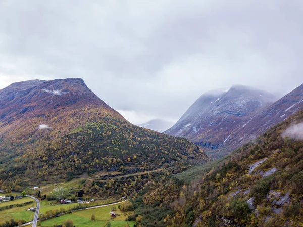 Bulutlar Dağlar Seyahat Kavramı Kapsayan Barış Uyum Ile Norveç Dağlarında — Stok fotoğraf