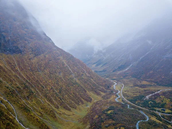Drone Fénykép Erdők Hegyek Norvégiában Felhők Amely Hegyek Utazás Fogalma — Stock Fotó