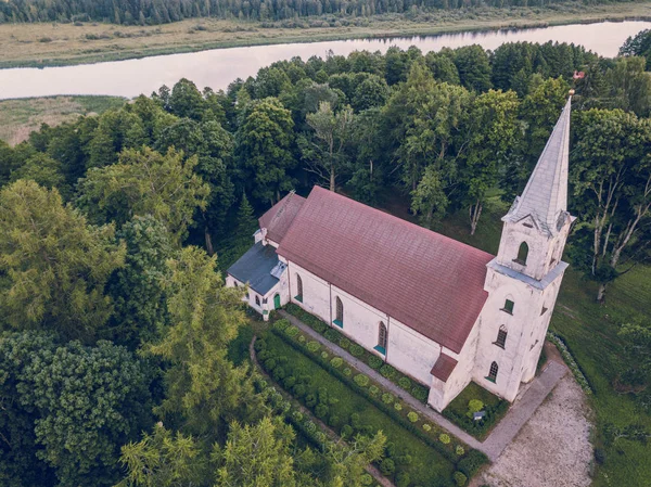 Foto Aérea Una Antigua Iglesia Luterana Campo Entre Árboles Principios — Foto de Stock