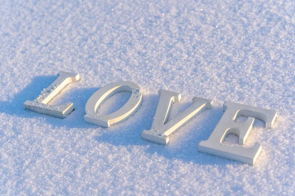 Palavra Isolada Amor Peças Madeira Neve Dia Inverno Ensolarado Com — Fotografia de Stock