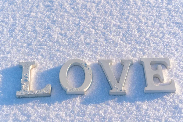 Palavra Isolada Amor Peças Madeira Neve Dia Inverno Ensolarado Com — Fotografia de Stock